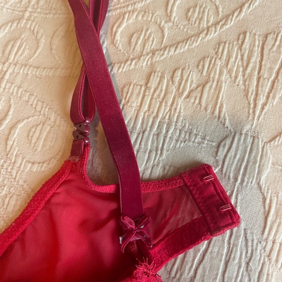 VS lace underwire bra, like new, 34D - Picture 3 of 4